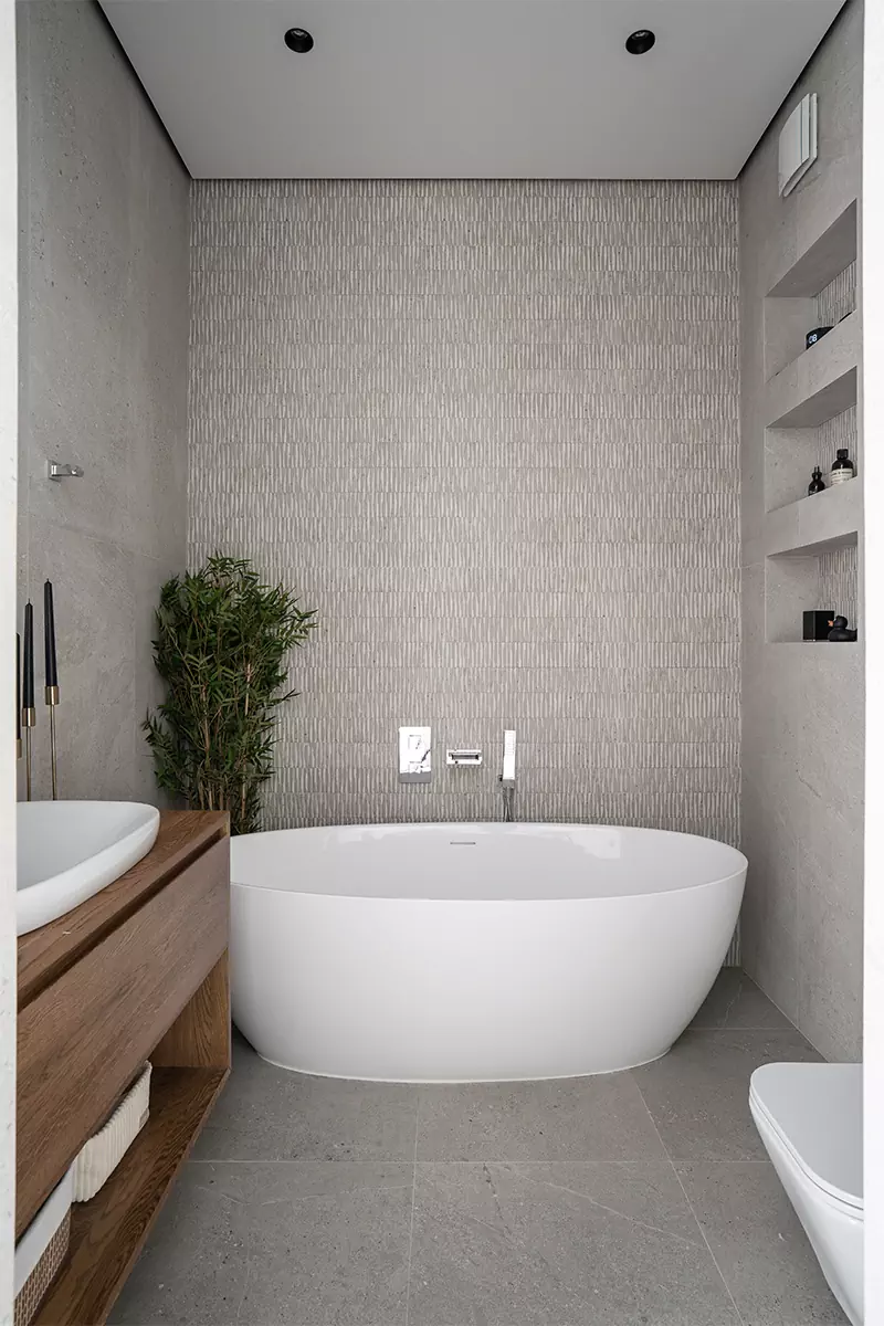 Простые формы, темное дерево и брутальные радиаторы в интерьере мужской квартиры — проект Ксении Харламовой