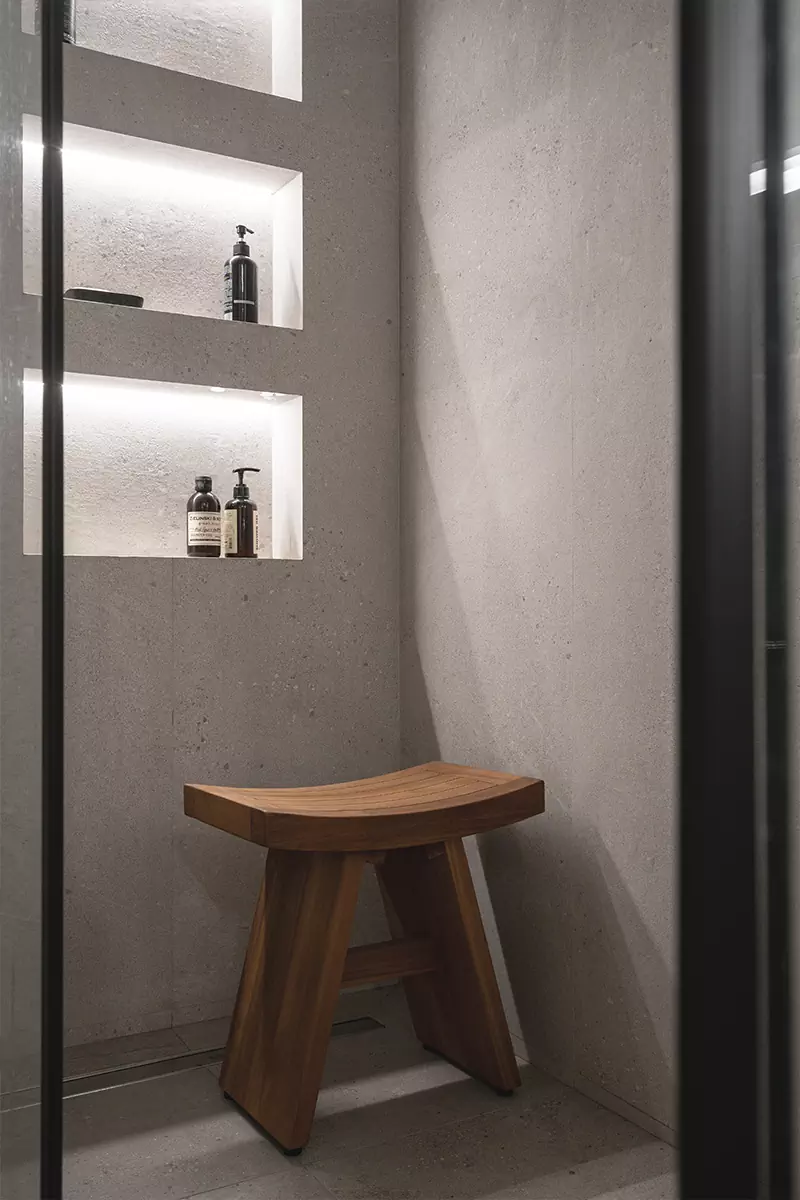 Простые формы, темное дерево и брутальные радиаторы в интерьере мужской квартиры — проект Ксении Харламовой