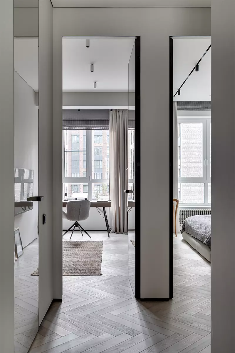 Простые формы, темное дерево и брутальные радиаторы в интерьере мужской квартиры — проект Ксении Харламовой