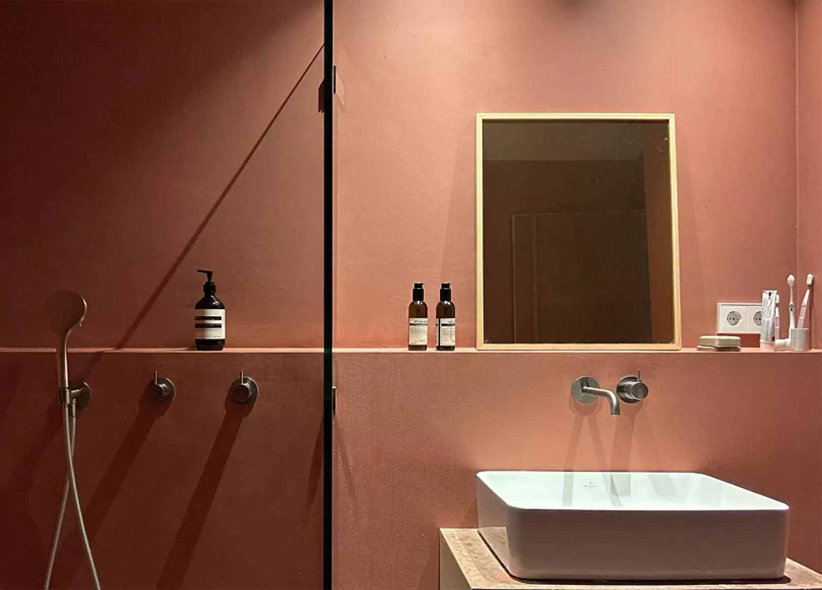 Ванна в спальне и другие оригинальные решения в интерьере нидерландской квартиры — проект Улли Хекманн и Нинке Бонгерс