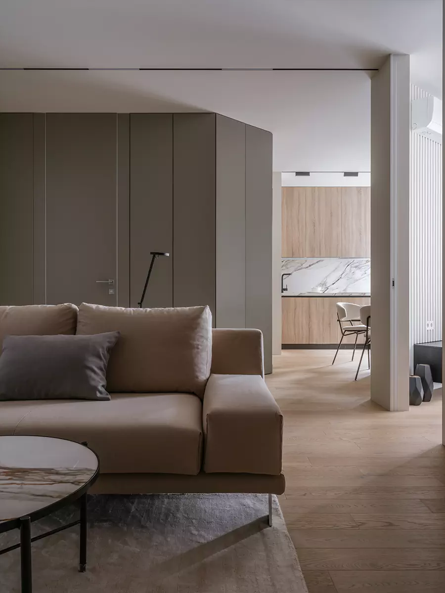Строгие линии и минималистичная цветовая гамма в интерьере семейной квартиры — проект архитектурной студии FORMA