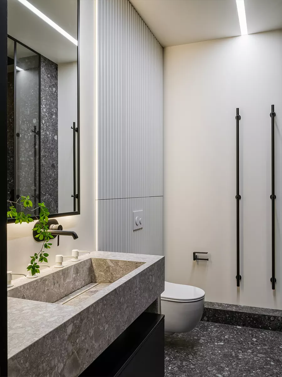 Строгие линии и минималистичная цветовая гамма в интерьере семейной квартиры — проект архитектурной студии FORMA