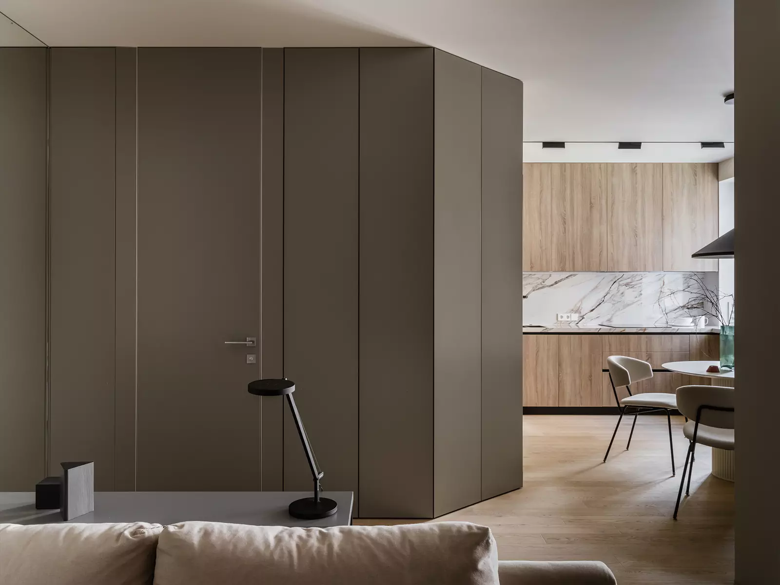 Строгие линии и минималистичная цветовая гамма в интерьере семейной квартиры — проект архитектурной студии FORMA