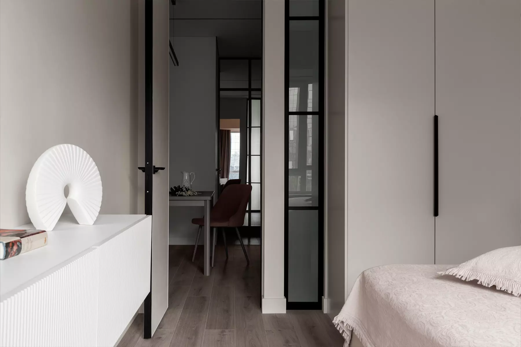 Умиротворенный интерьер квартиры в Алматы с функциональными перегородками — проект Яздурсун Хождабердыевой