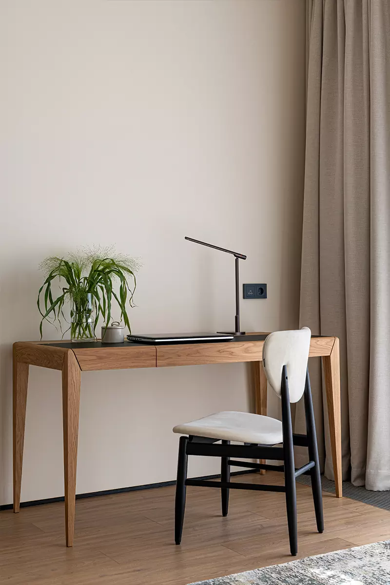 Гипсовые акценты и обилие дерева в интерьере большой квартиры напротив Кремля — проект Елены Потемкиной