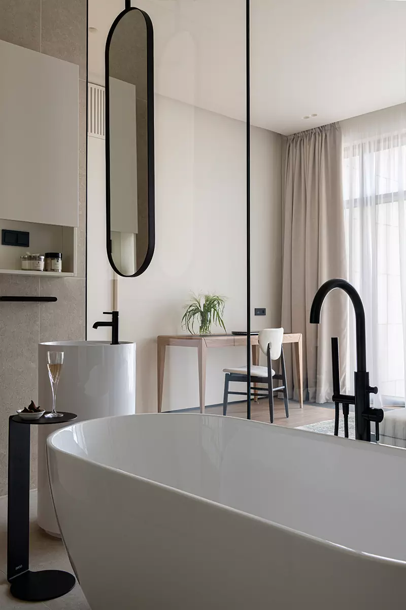 Гипсовые акценты и обилие дерева в интерьере большой квартиры напротив Кремля — проект Елены Потемкиной