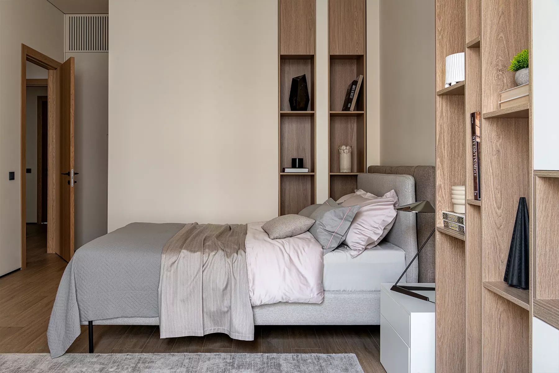 Гипсовые акценты и обилие дерева в интерьере большой квартиры напротив Кремля — проект Елены Потемкиной