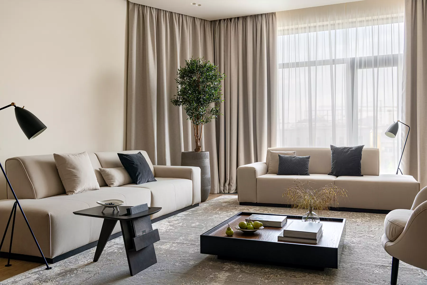 Гипсовые акценты и обилие дерева в интерьере большой квартиры напротив Кремля — проект Елены Потемкиной