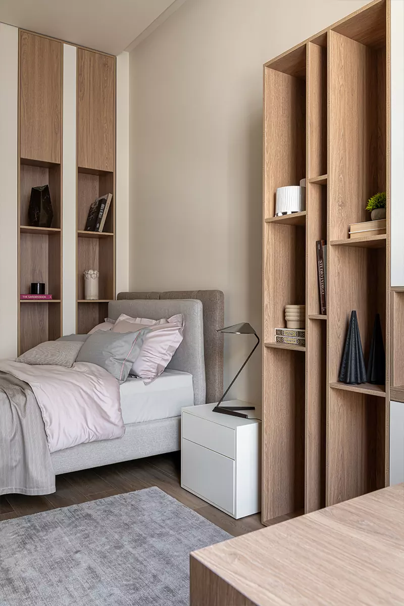 Гипсовые акценты и обилие дерева в интерьере большой квартиры напротив Кремля — проект Елены Потемкиной