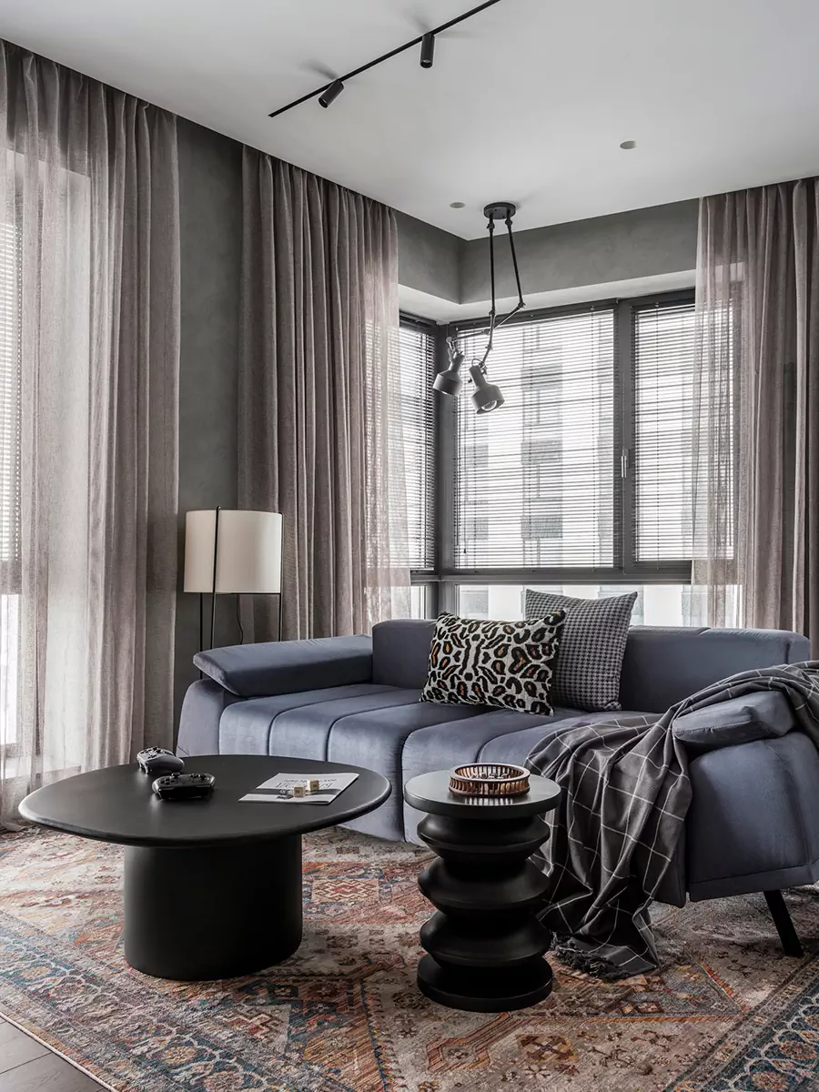 Уютные зоны отдыха и продуманные световые сценарии в интерьере квартиры для молодого человека — проект Дарьи Сатиной