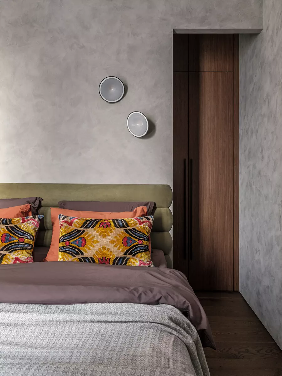 Уютные зоны отдыха и продуманные световые сценарии в интерьере квартиры для молодого человека — проект Дарьи Сатиной