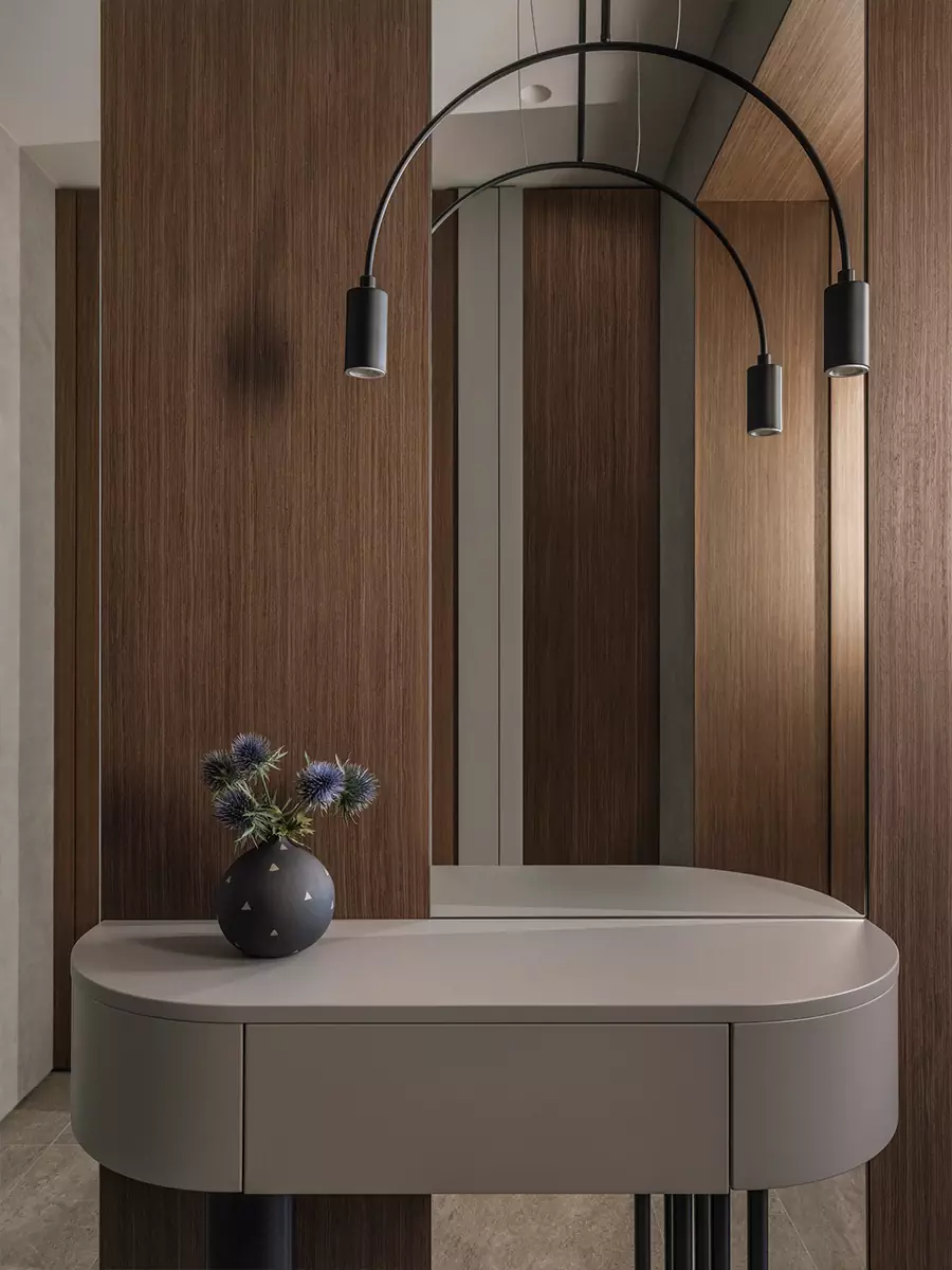 Уютные зоны отдыха и продуманные световые сценарии в интерьере квартиры для молодого человека — проект Дарьи Сатиной