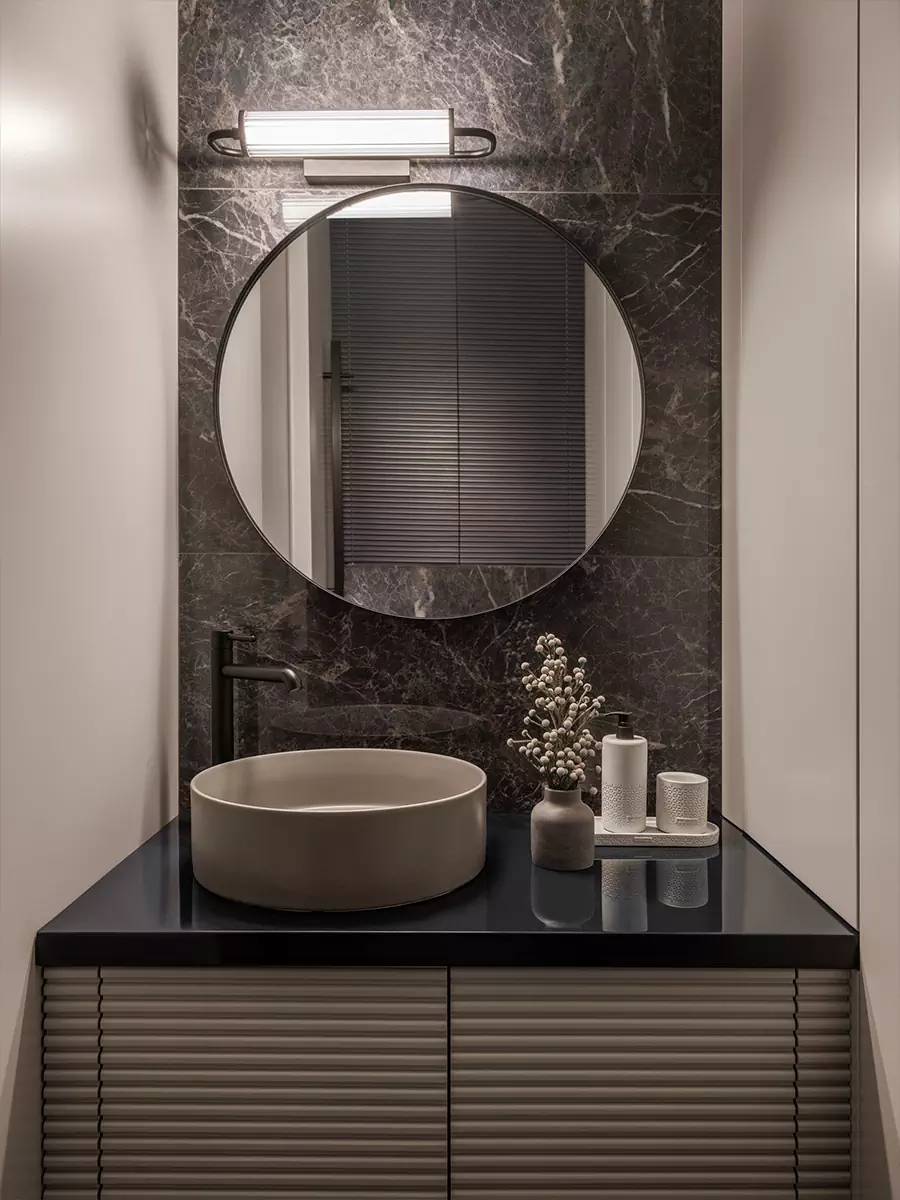 Уютные зоны отдыха и продуманные световые сценарии в интерьере квартиры для молодого человека — проект Дарьи Сатиной