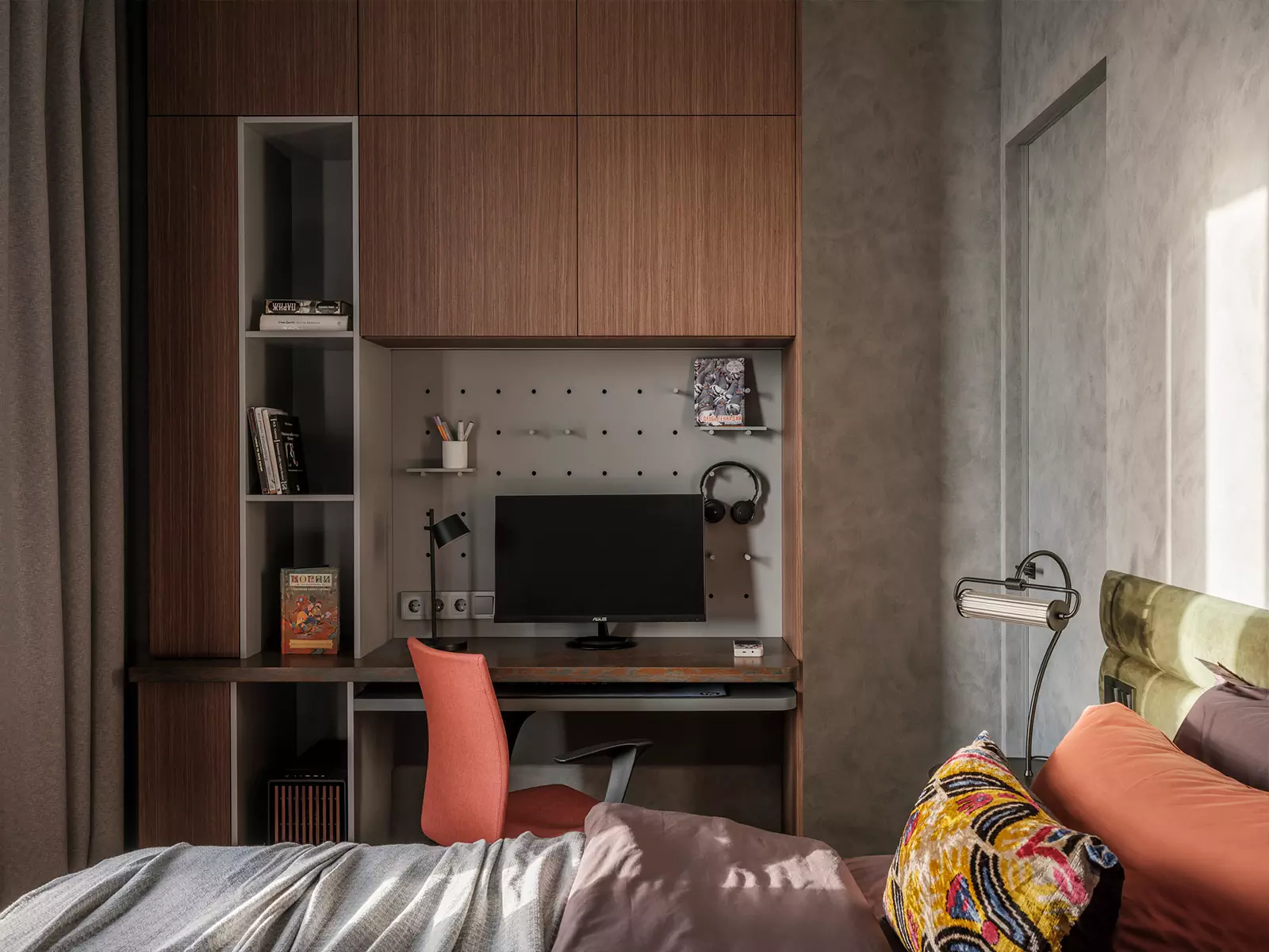 Уютные зоны отдыха и продуманные световые сценарии в интерьере квартиры для молодого человека — проект Дарьи Сатиной