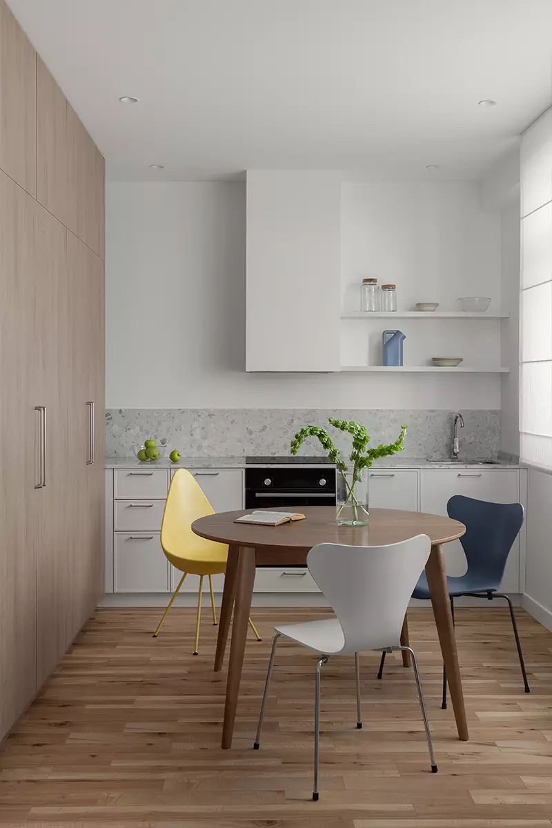 Точечные цветовые акценты в интерьере квартиры для пары с двумя детьми – проект Камилы Иргалиевой