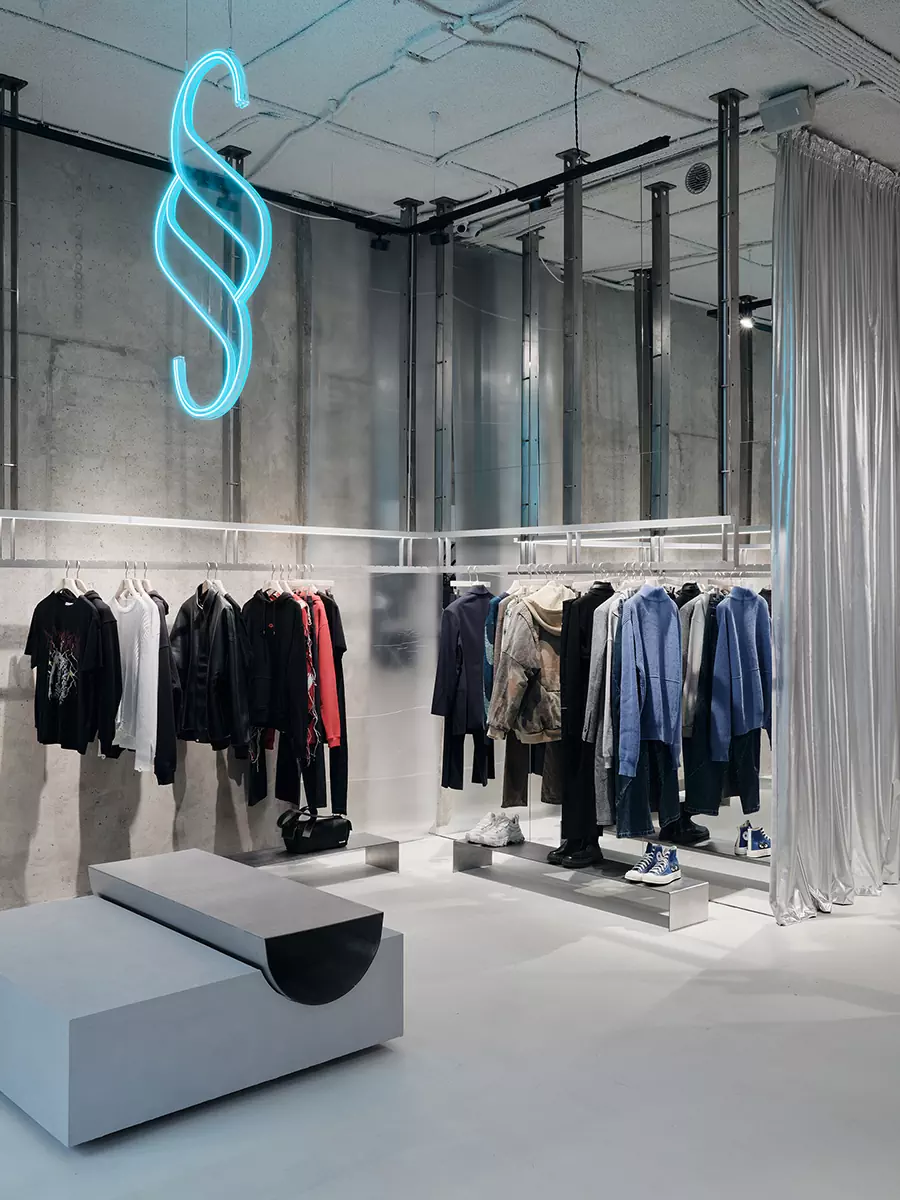 Брутальный бетон, неон и холодный металл в интерьере концептуального шоурума одежды — проект RYMAR.studio