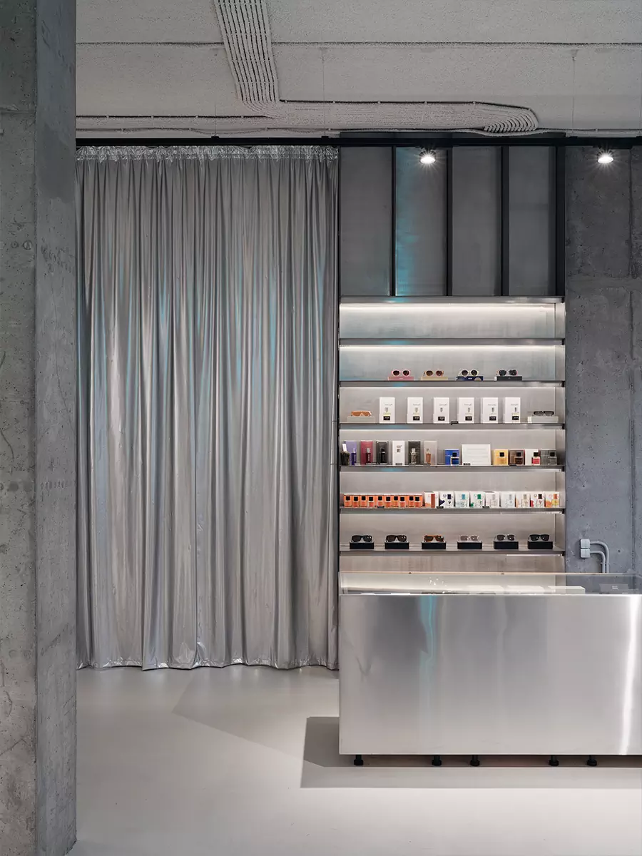 Брутальный бетон, неон и холодный металл в интерьере концептуального шоурума одежды — проект RYMAR.studio