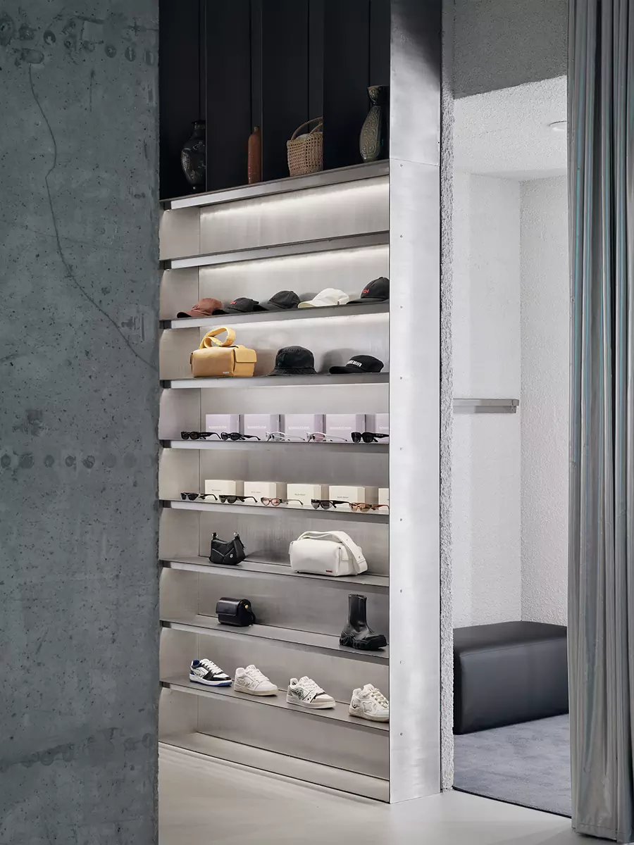 Брутальный бетон, неон и холодный металл в интерьере концептуального шоурума одежды — проект RYMAR.studio