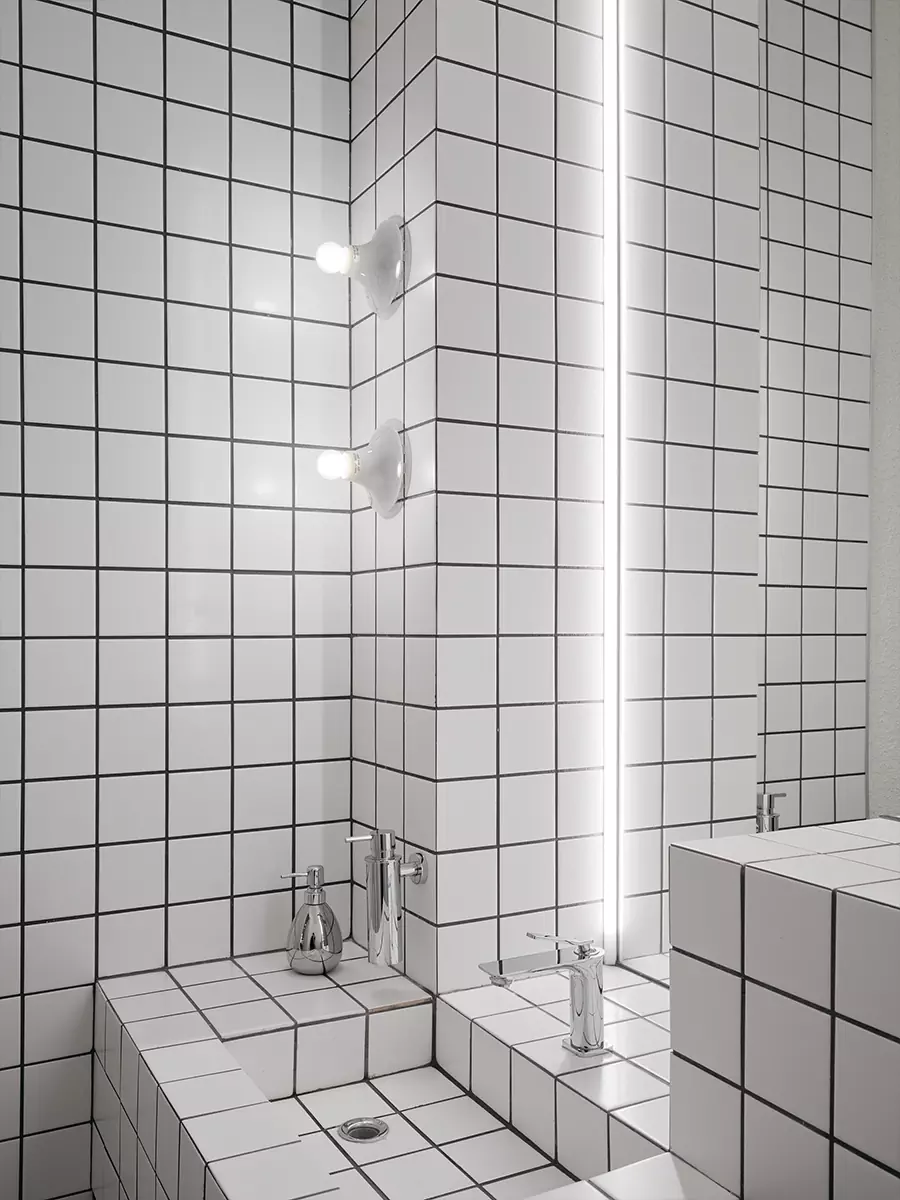 Брутальный бетон, неон и холодный металл в интерьере концептуального шоурума одежды — проект RYMAR.studio