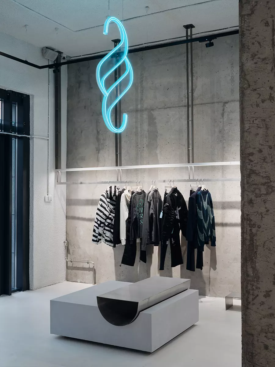 Брутальный бетон, неон и холодный металл в интерьере концептуального шоурума одежды — проект RYMAR.studio
