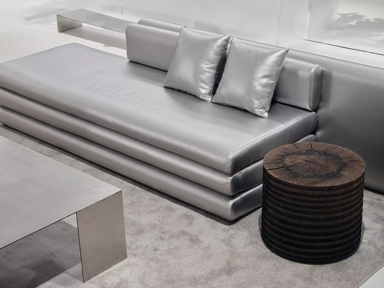 Брутальный бетон, неон и холодный металл в интерьере концептуального шоурума одежды — проект RYMAR.studio