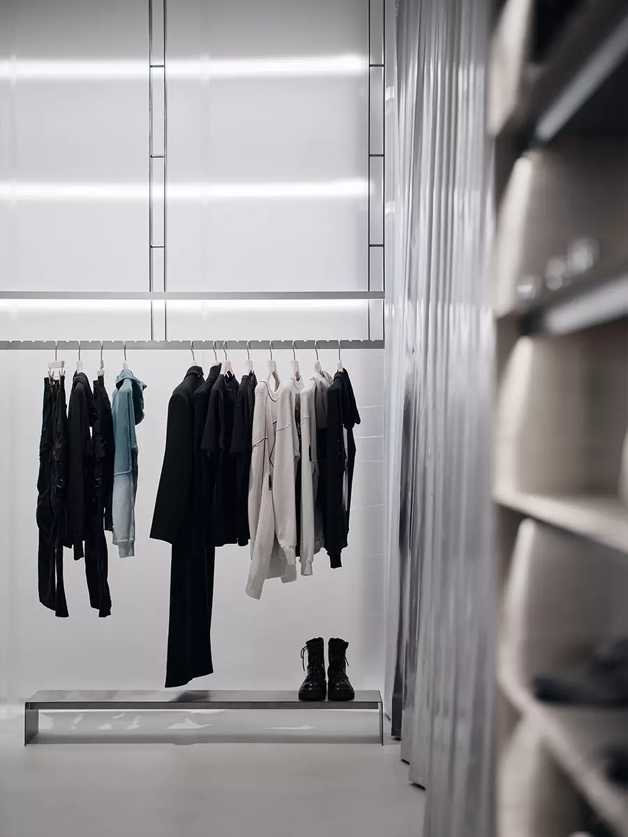 Брутальный бетон, неон и холодный металл в интерьере концептуального шоурума одежды — проект RYMAR.studio