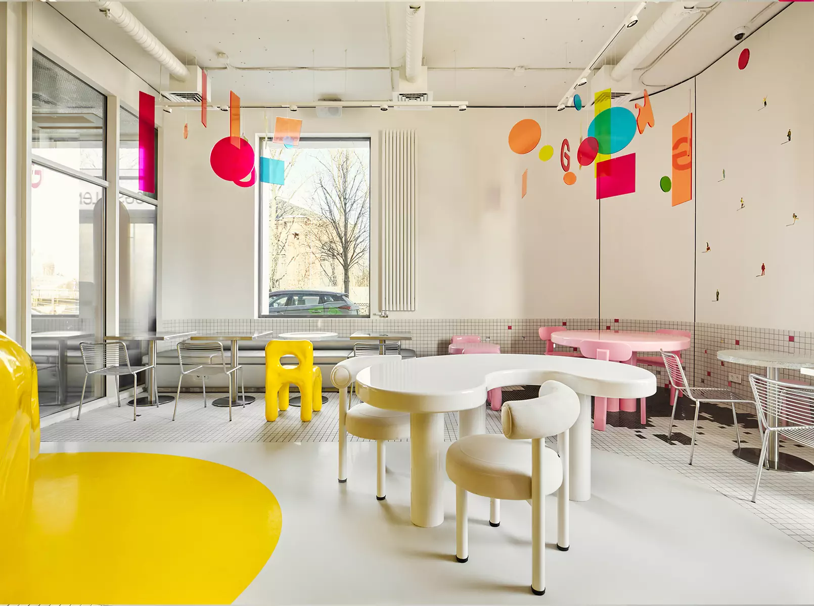 Баланс игривости и элегантности в ярком интерьере петербургского кафе — проект KIDZ