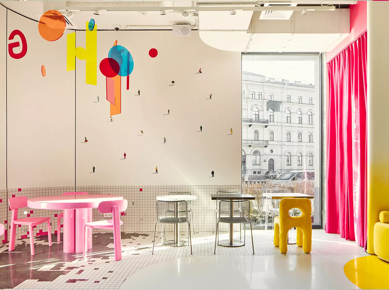 Баланс игривости и элегантности в ярком интерьере петербургского кафе — проект KIDZ