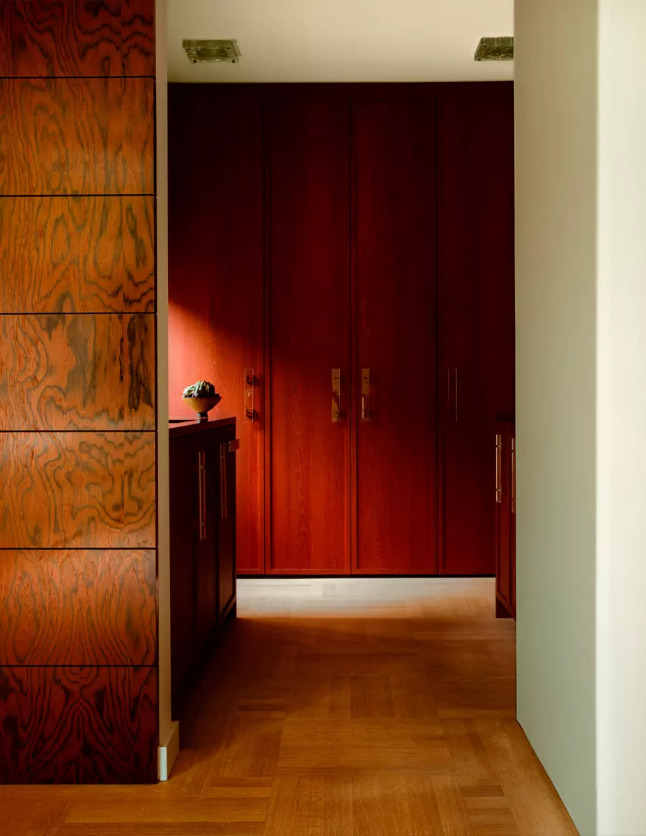 Безупречный микс икон дизайна и небанальных фактур в образцовом «доме для коллекционера» — проект DAB Studio