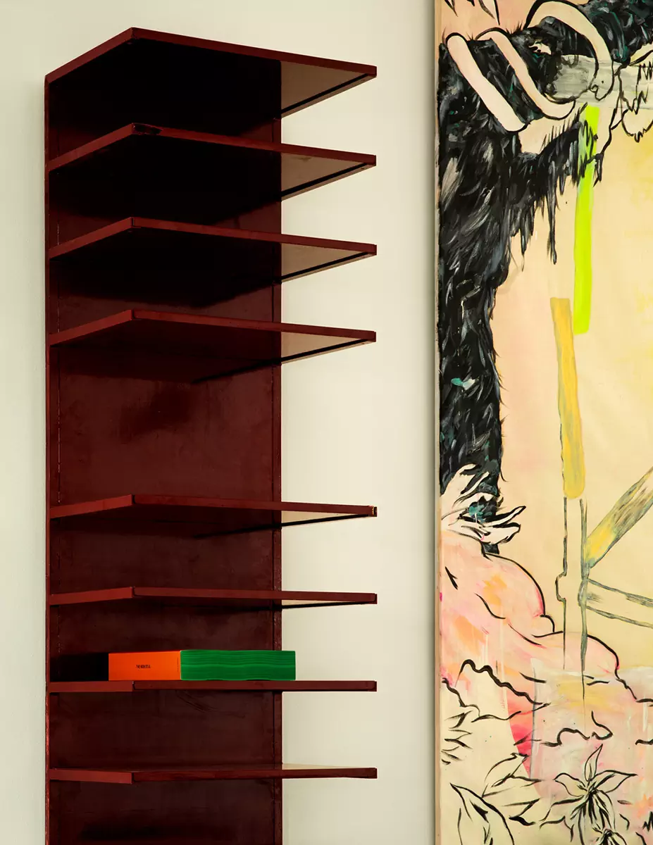 Безупречный микс икон дизайна и небанальных фактур в образцовом «доме для коллекционера» — проект DAB Studio