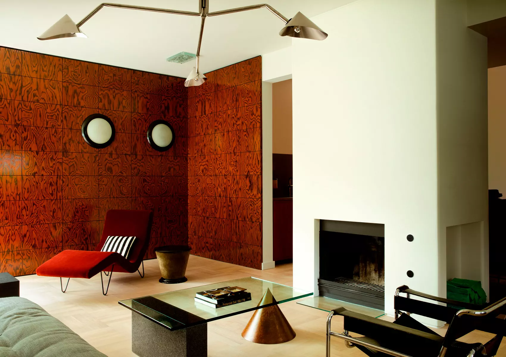 Безупречный микс икон дизайна и небанальных фактур в образцовом «доме для коллекционера» — проект DAB Studio