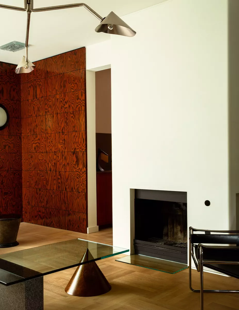 Безупречный микс икон дизайна и небанальных фактур в образцовом «доме для коллекционера» — проект DAB Studio