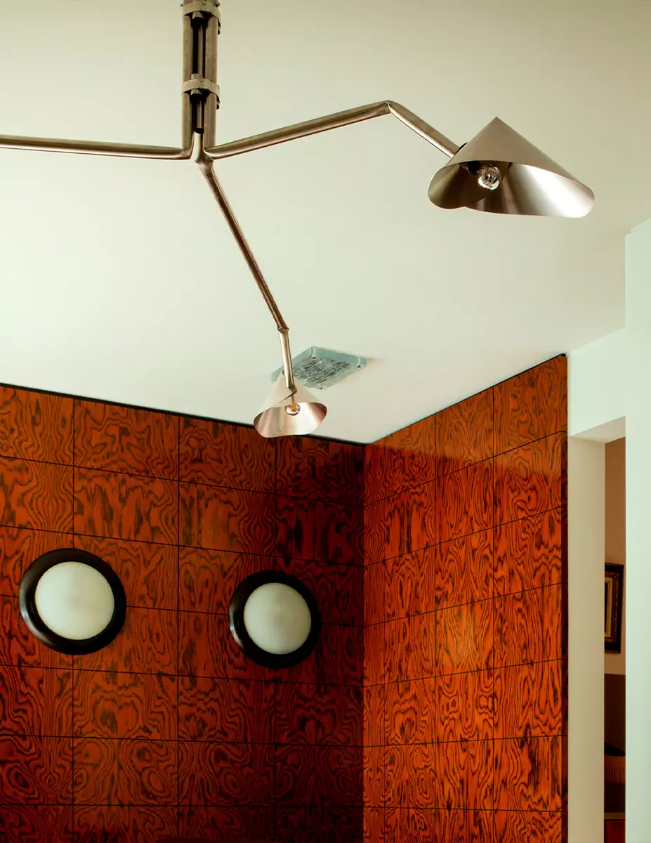 Безупречный микс икон дизайна и небанальных фактур в образцовом «доме для коллекционера» — проект DAB Studio