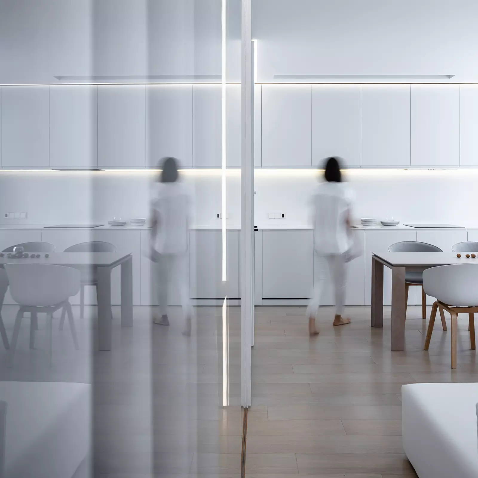 Полностью белый интерьер квартиры без единого подвесного светильника — проект студии ARCHJOINT