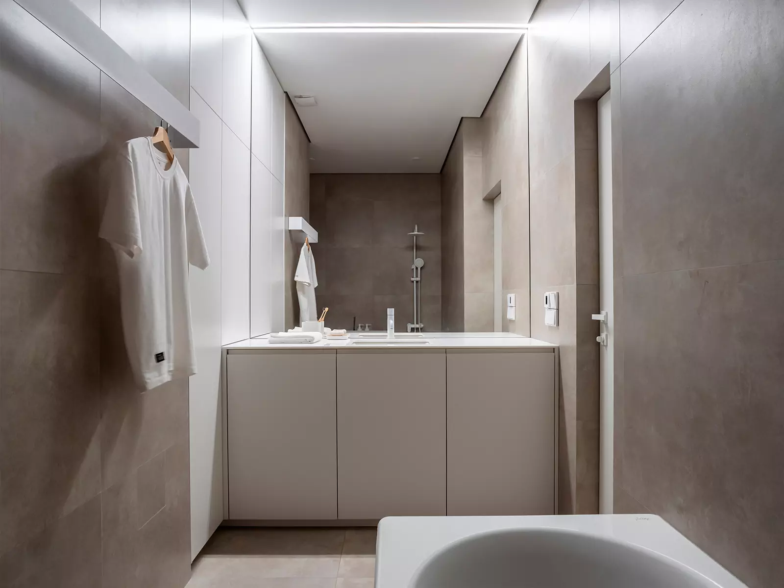 Полностью белый интерьер квартиры без единого подвесного светильника — проект студии ARCHJOINT