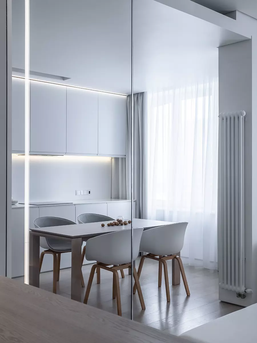 Полностью белый интерьер квартиры без единого подвесного светильника — проект студии ARCHJOINT