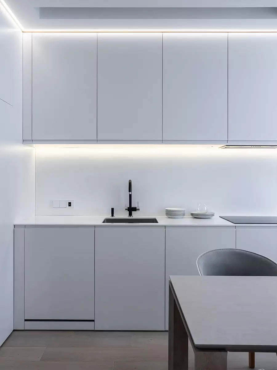 Полностью белый интерьер квартиры без единого подвесного светильника — проект студии ARCHJOINT