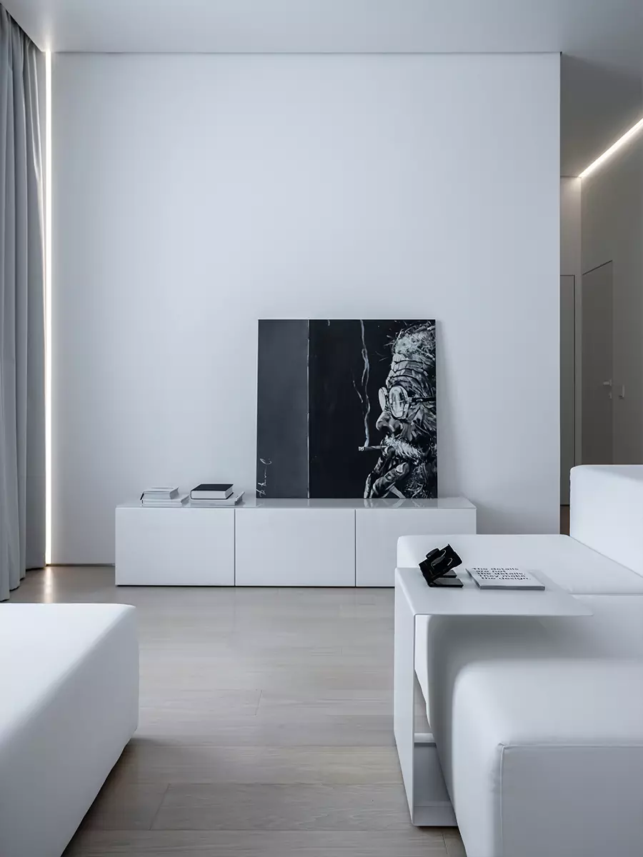Полностью белый интерьер квартиры без единого подвесного светильника — проект студии ARCHJOINT