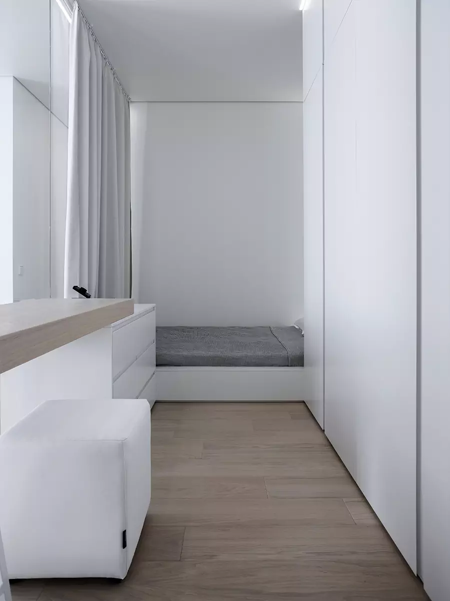 Полностью белый интерьер квартиры без единого подвесного светильника — проект студии ARCHJOINT