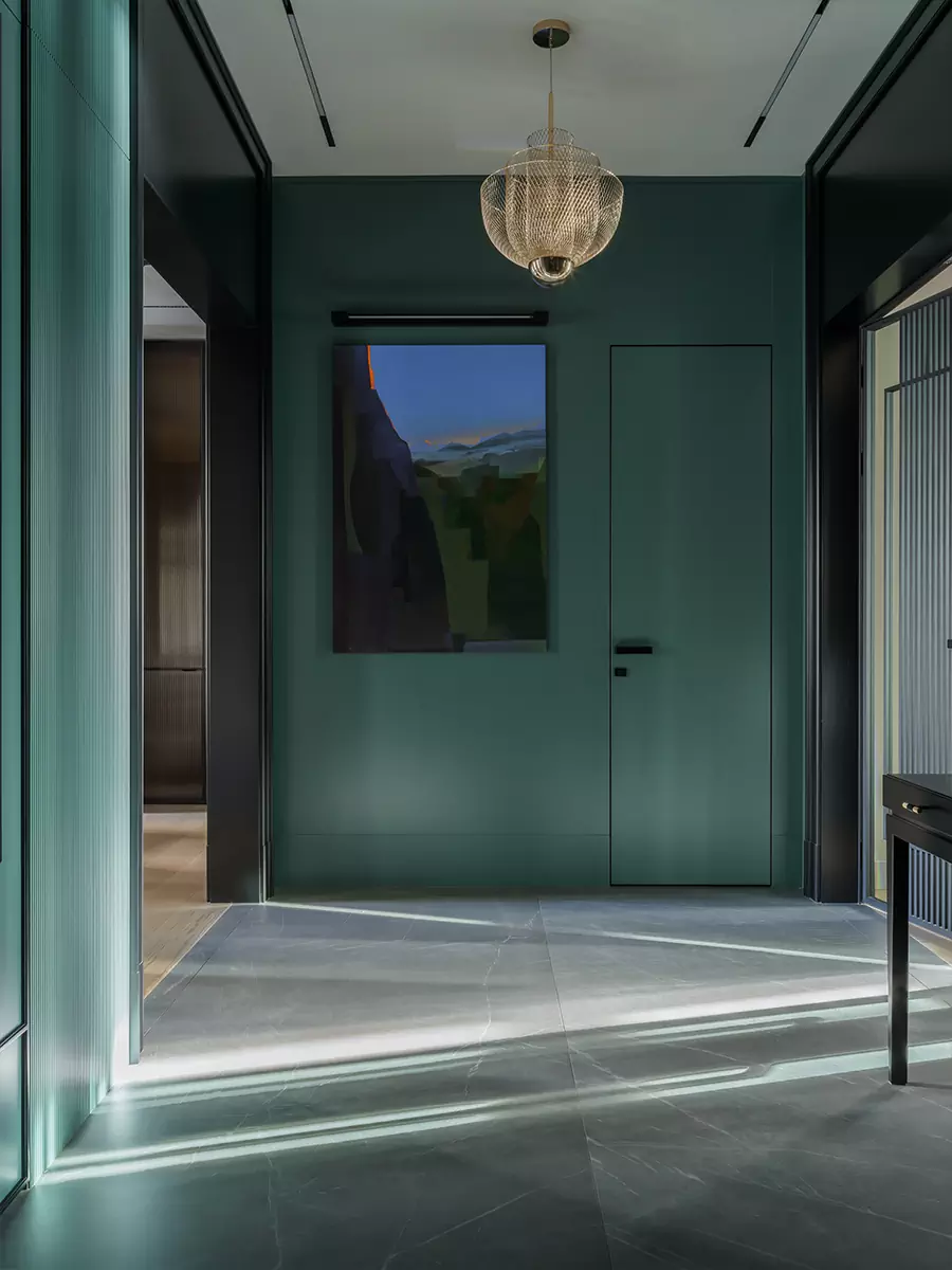 Холодная цветовая палитра и авторская мебель в интерьере с мужским характером — проект Марины Мирасовой