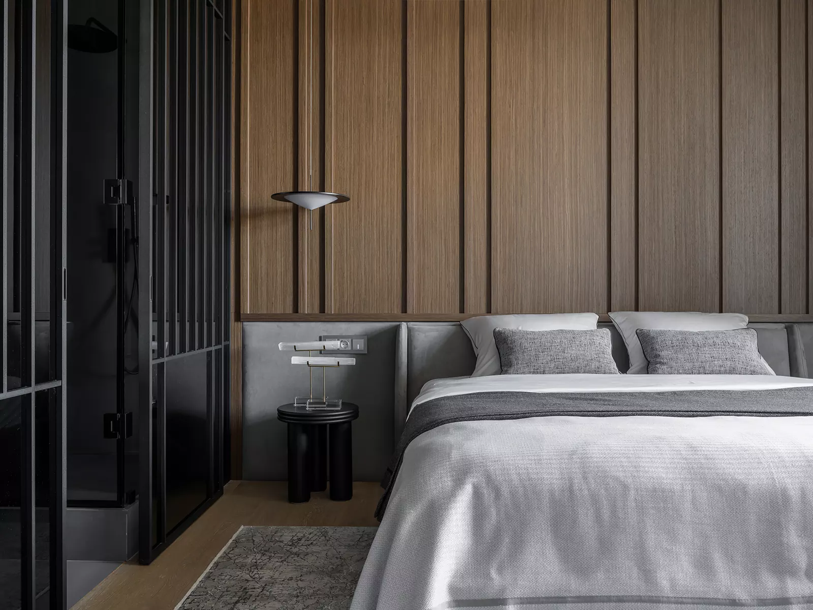 Холодная цветовая палитра и авторская мебель в интерьере с мужским характером — проект Марины Мирасовой