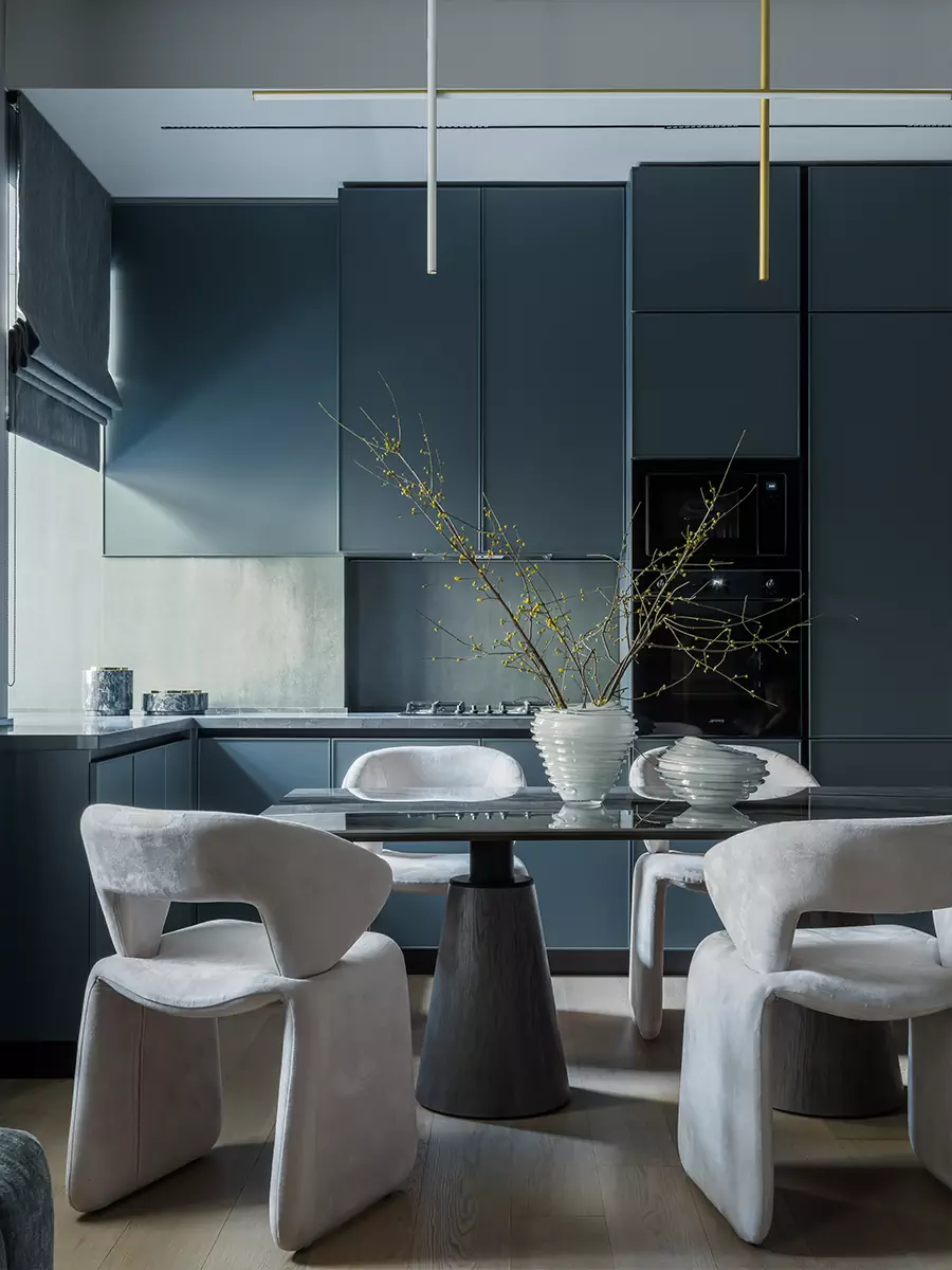 Холодная цветовая палитра и авторская мебель в интерьере с мужским характером — проект Марины Мирасовой