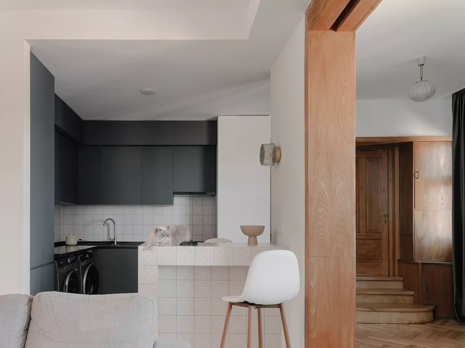 Винтажные детали в интерьере тбилисской квартиры с отдельной мастерской — проект студии 5:00 am