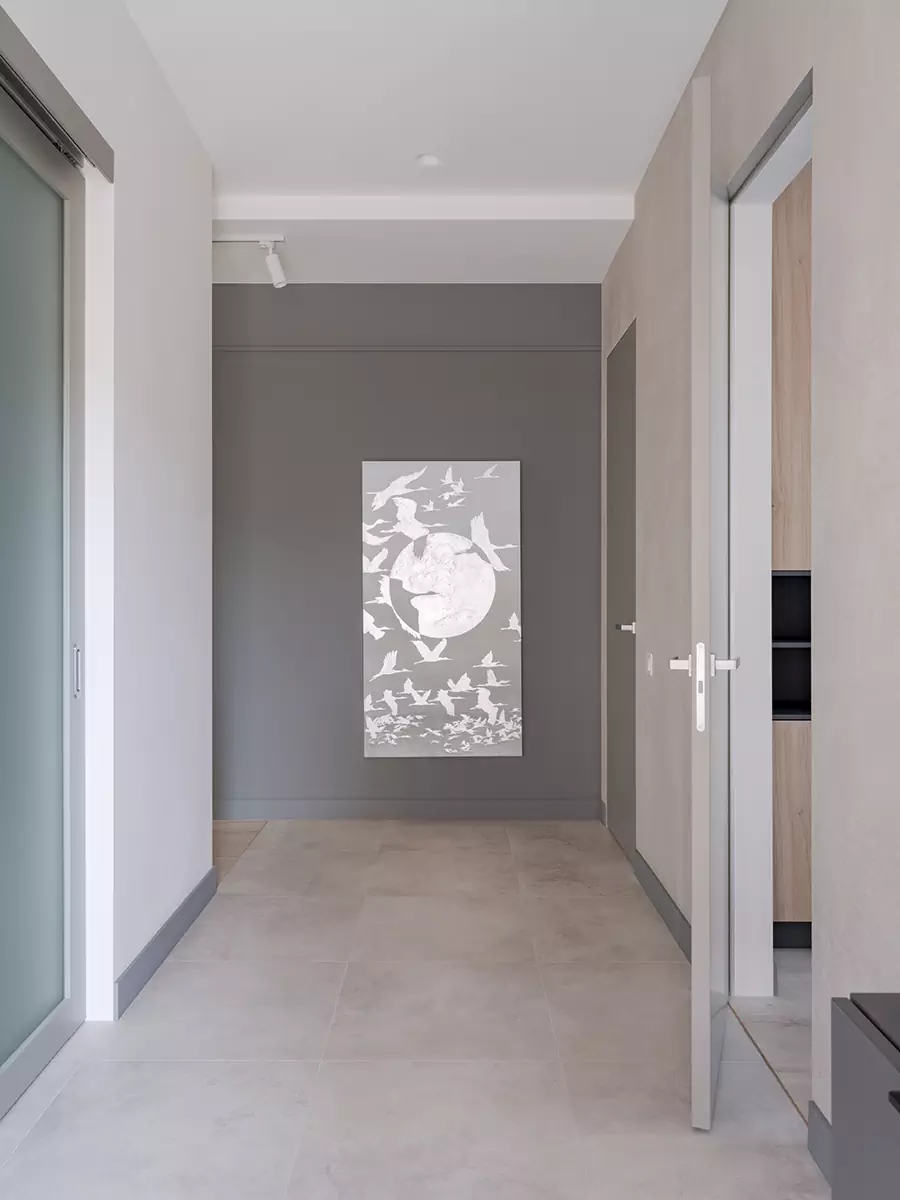 Четкая геометрия и перегородки из тонированного стекла в интерьере частного дома — проект студии YUMMY interior