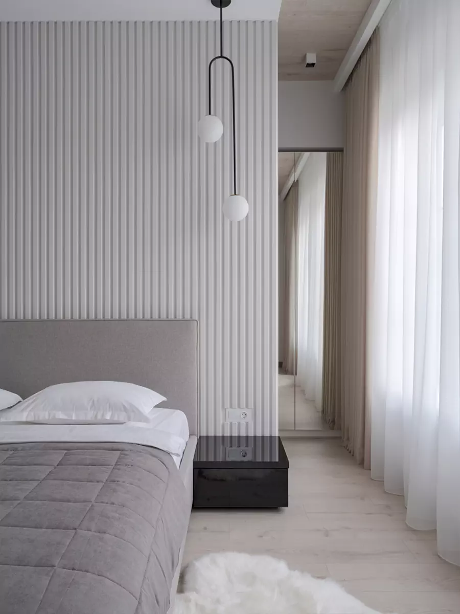 Четкая геометрия и перегородки из тонированного стекла в интерьере частного дома — проект студии YUMMY interior