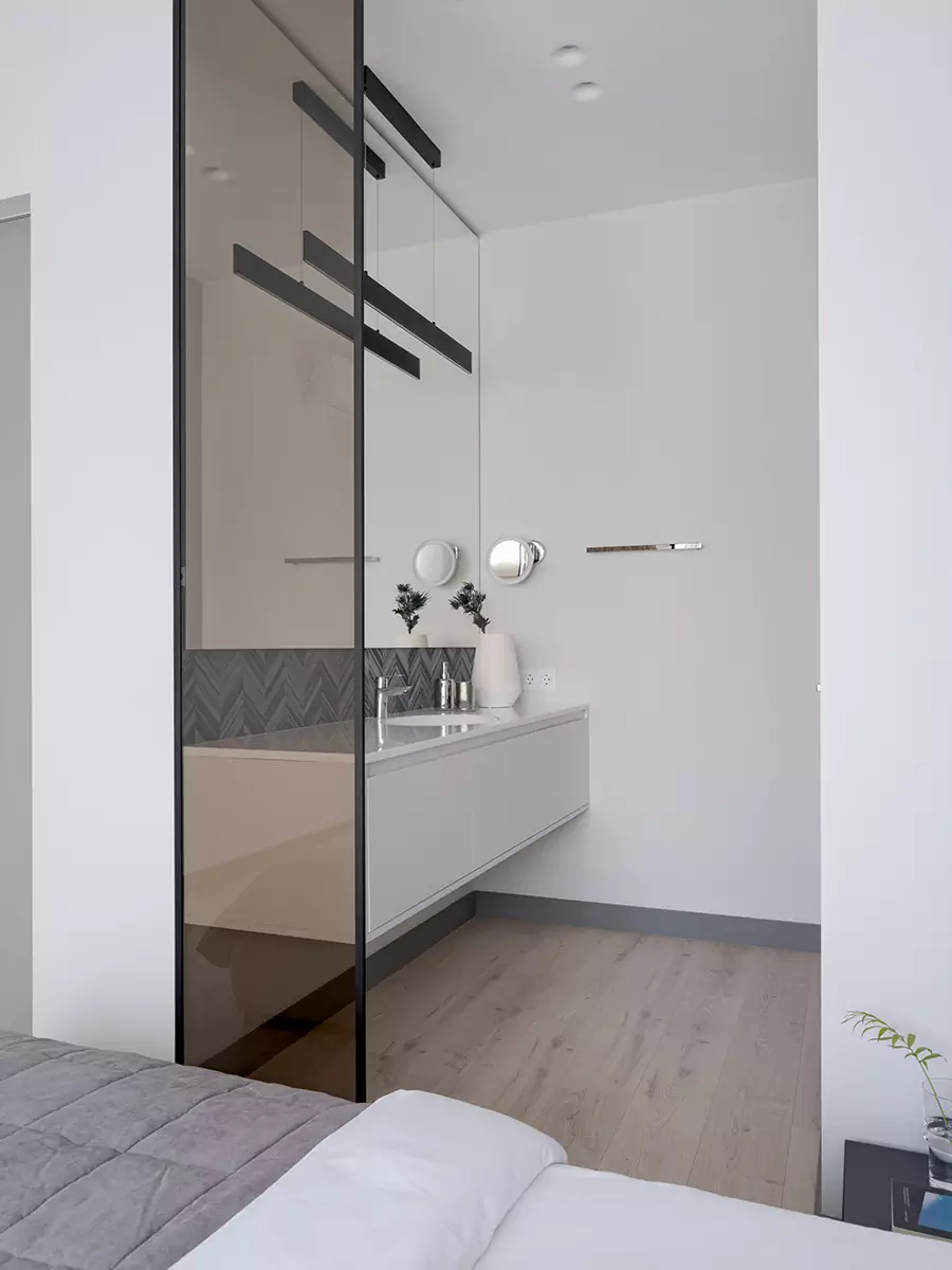 Четкая геометрия и перегородки из тонированного стекла в интерьере частного дома — проект студии YUMMY interior