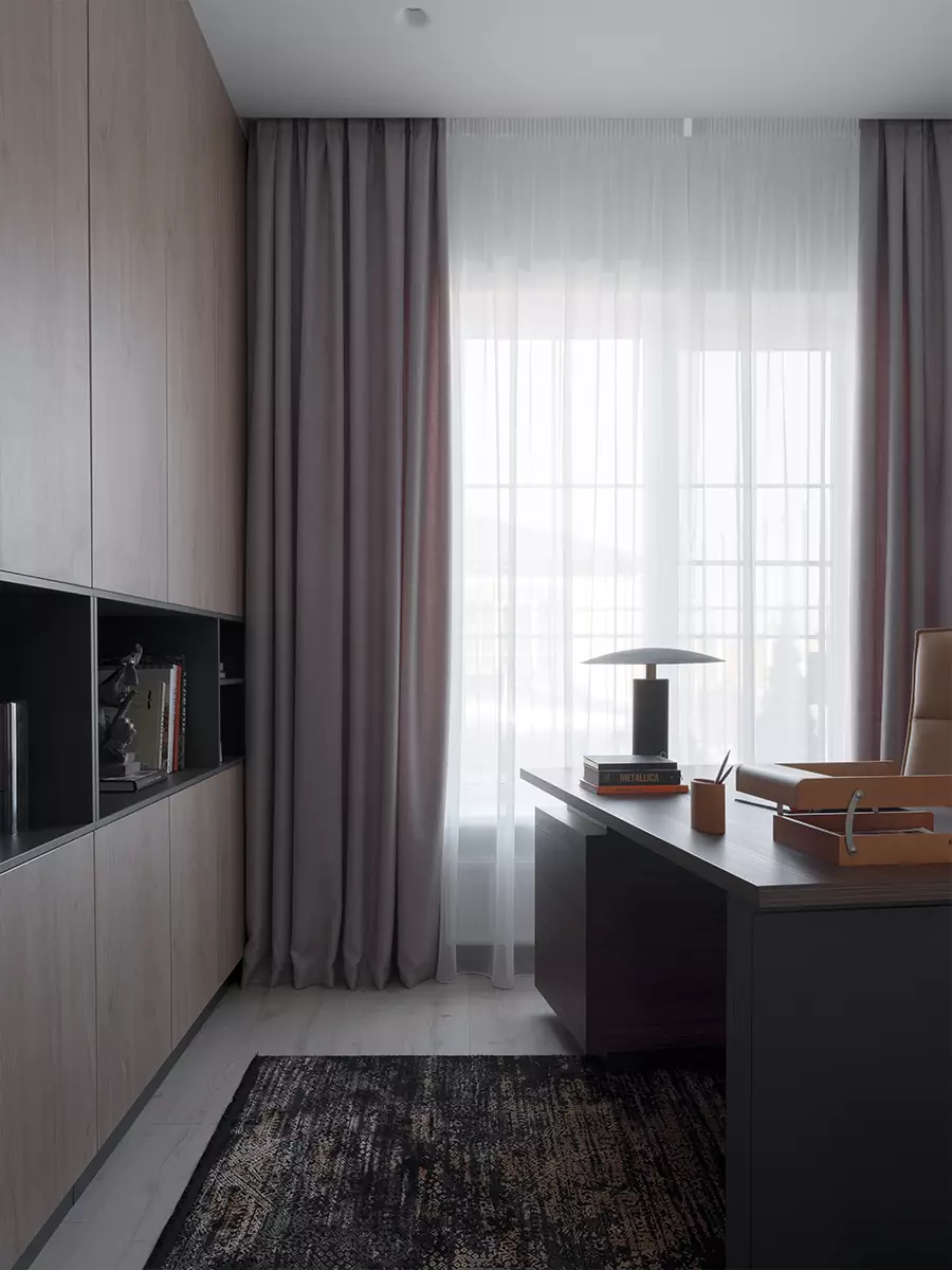 Четкая геометрия и перегородки из тонированного стекла в интерьере частного дома — проект студии YUMMY interior