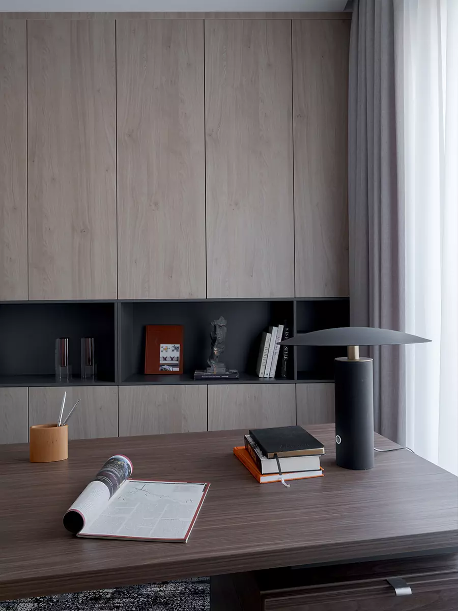 Четкая геометрия и перегородки из тонированного стекла в интерьере частного дома — проект студии YUMMY interior