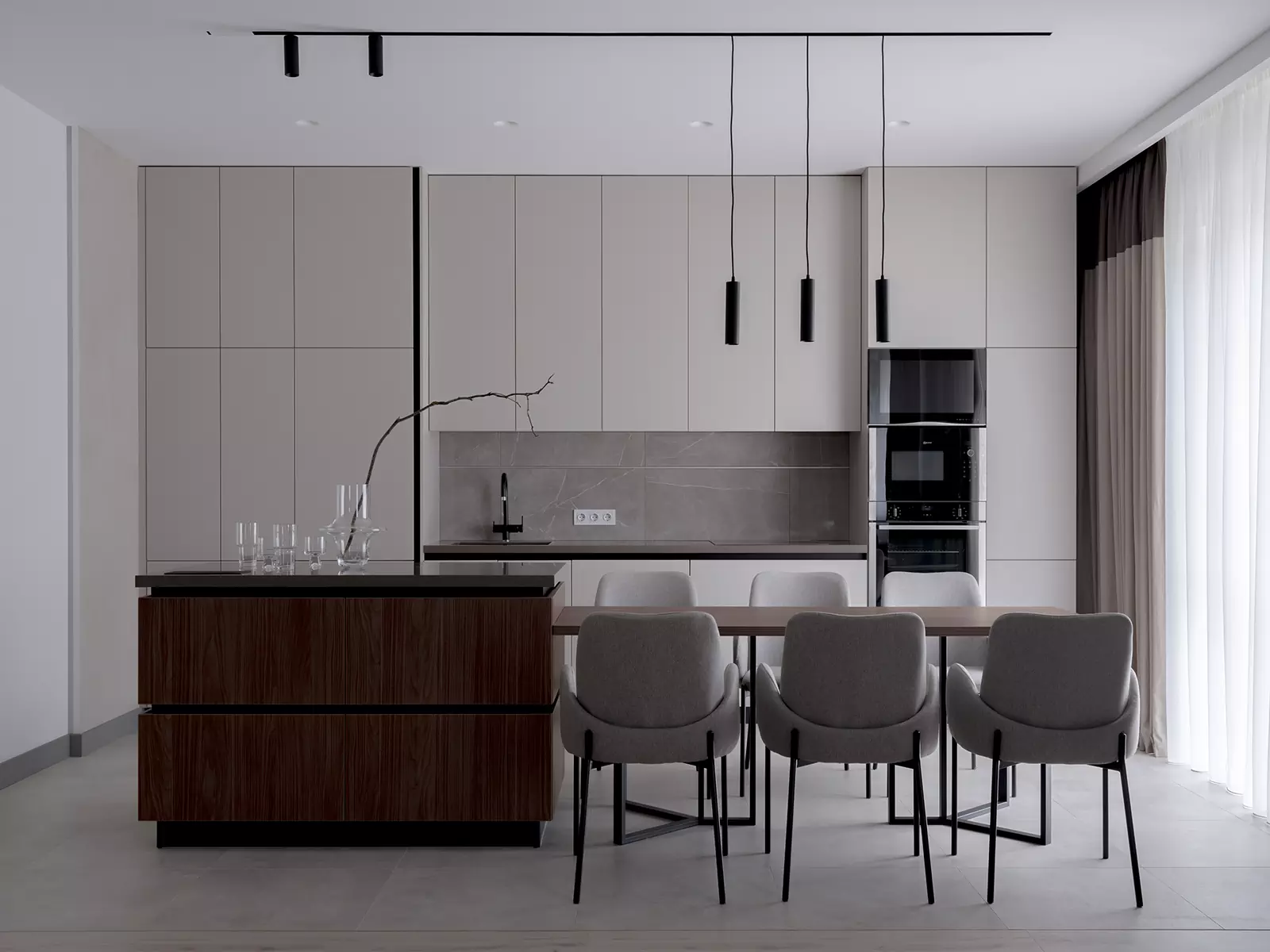 Четкая геометрия и перегородки из тонированного стекла в интерьере частного дома — проект студии YUMMY interior