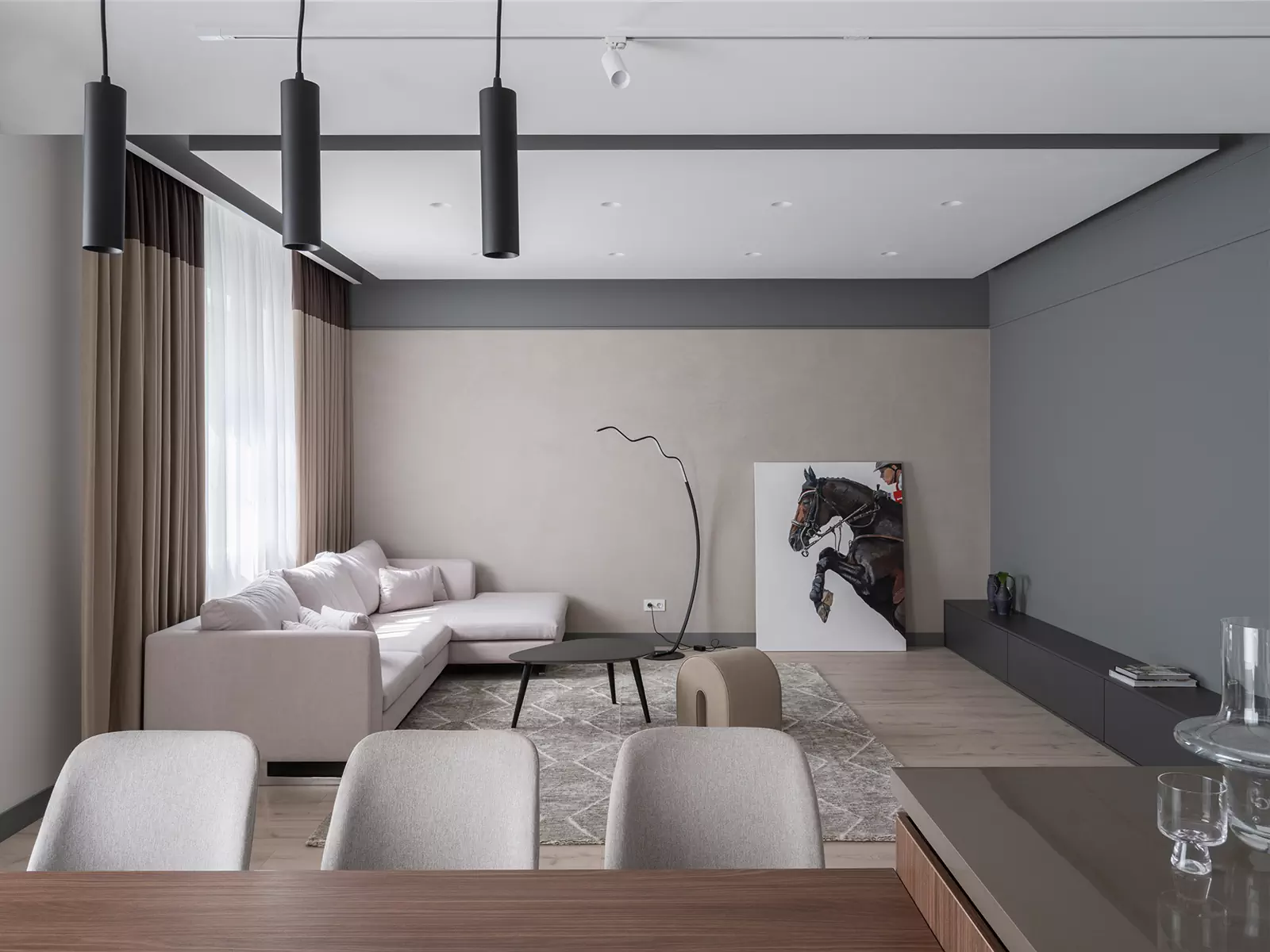 Четкая геометрия и перегородки из тонированного стекла в интерьере частного дома — проект студии YUMMY interior